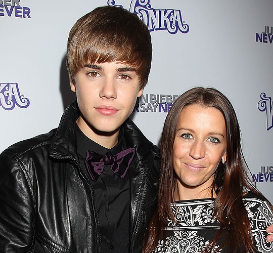 Justin Bieber và mẹ trong ngày công chiếu bộ phim của con trai có tên "Justin Bieber: Never Say Never" ở Toronto hôm 1/2/2011. Ảnh. AP